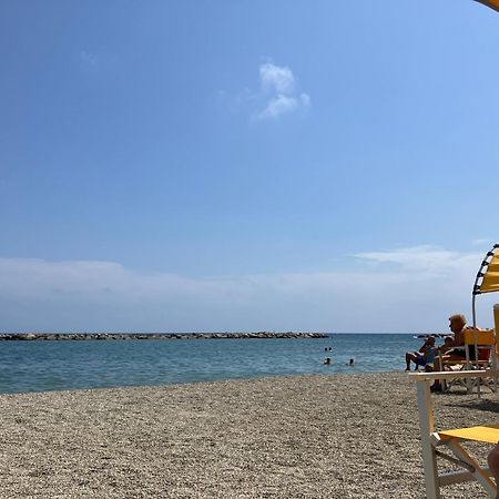 Aria Luce Mare Apartment San Bartolomeo Al Mare Luaran gambar